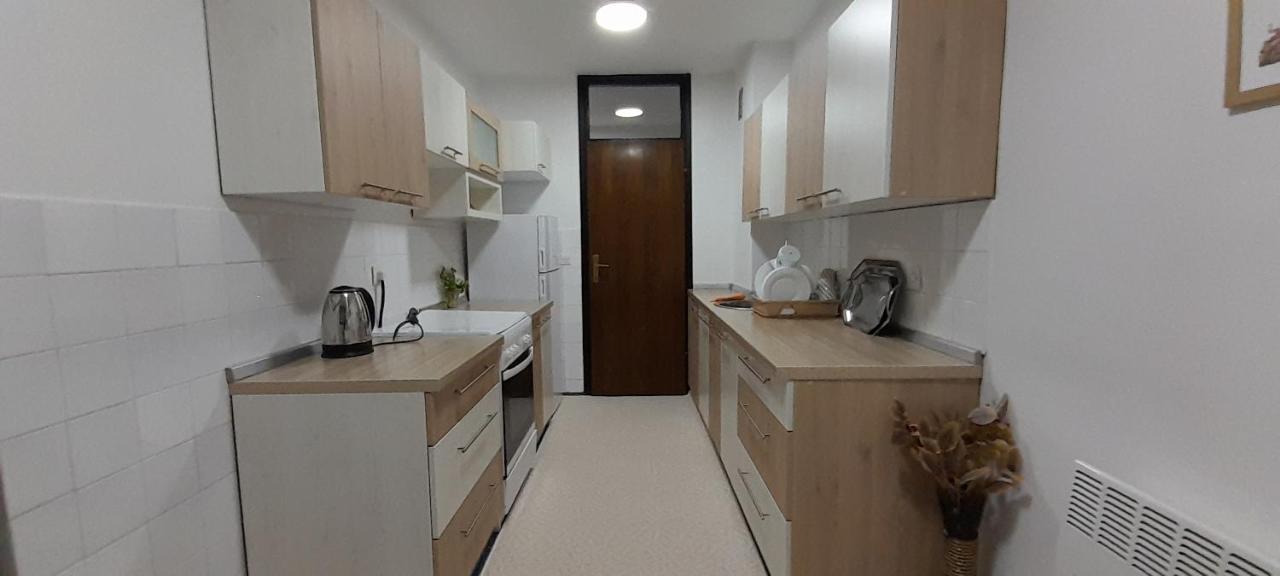 Cozy And Sunny Apartment Near The Airport Saraievo Exterior foto