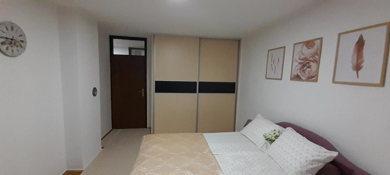 Cozy And Sunny Apartment Near The Airport Saraievo Exterior foto