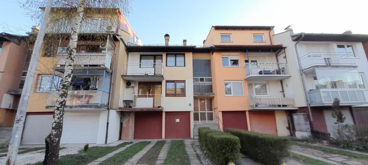 Cozy And Sunny Apartment Near The Airport Saraievo Exterior foto