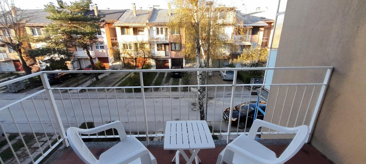 Cozy And Sunny Apartment Near The Airport Saraievo Exterior foto