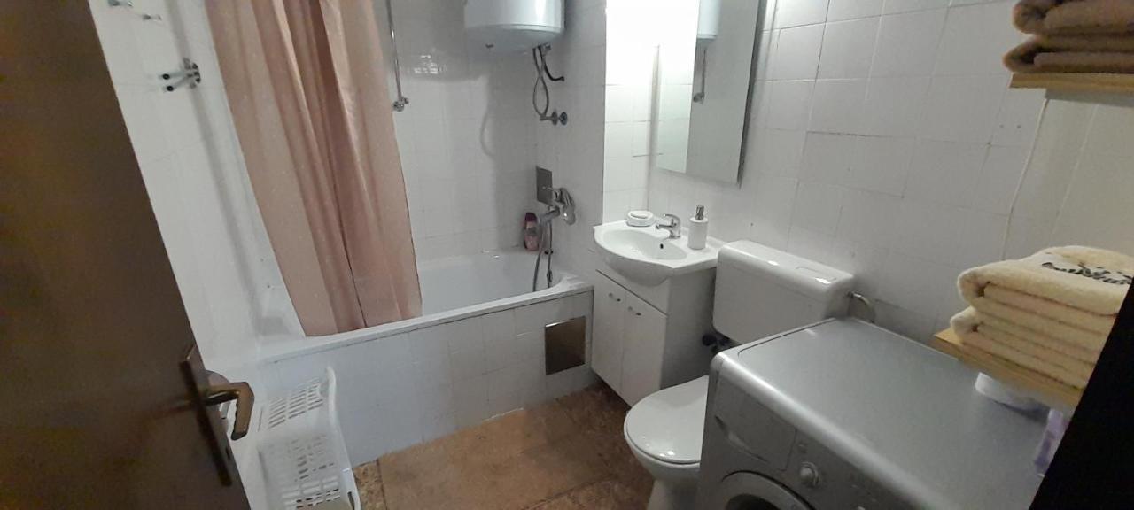 Cozy And Sunny Apartment Near The Airport Saraievo Exterior foto