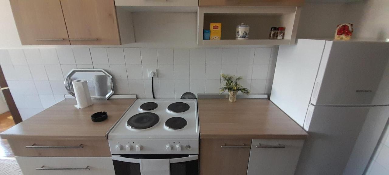 Cozy And Sunny Apartment Near The Airport Saraievo Exterior foto
